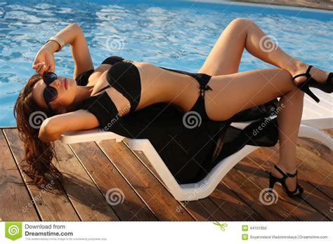 Ragazza Sexy Con Capelli Scuri In Bikini Nero Che Si Rilassa Sulla Spiaggia Fotografia Stock
