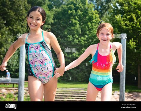 Zwei Junge Mädchen In Badeanzügen Hände Halten Und Laufen Stockfotografie Alamy