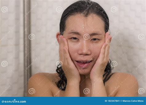 Joven Y Hermosa Mujer China Asi Tica Feliz Tomando Una Ducha En El Ba O