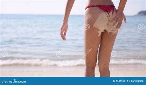 Mujer Con Arena En Las Nalgas De Pie En La Playa Foto De Archivo Imagen De Costa Cosecha
