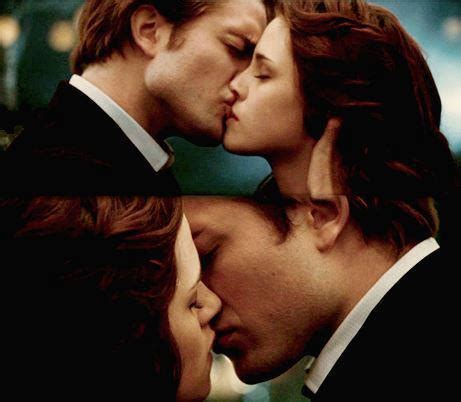 Twilight Saga Edward Bella Kissing Scenes Survivor Vote And Kiss