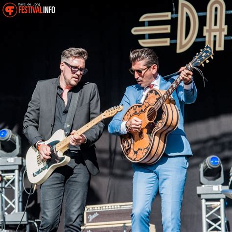 He released his first solo album for the light in your eyes in 2003. Danny Vera op Live at Wantij 2017 foto op Festivalinfo