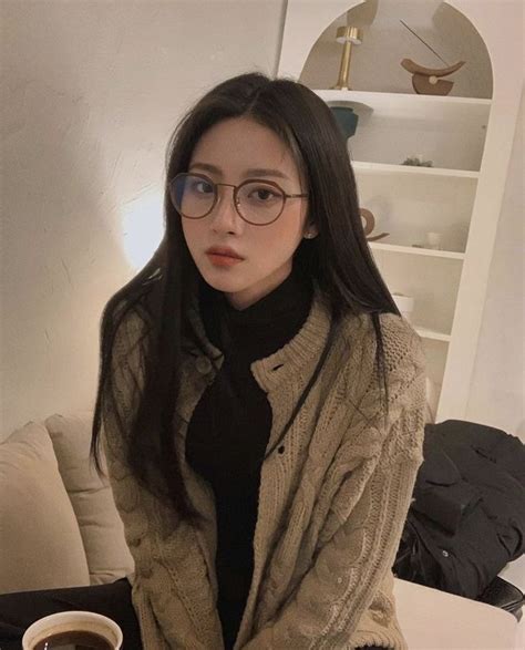 💌 𝒔𝒆𝒐𝒃𝒐𝒎𝒊 Cute Girl With Glasses Korean Glasses Pretty Korean Girls
