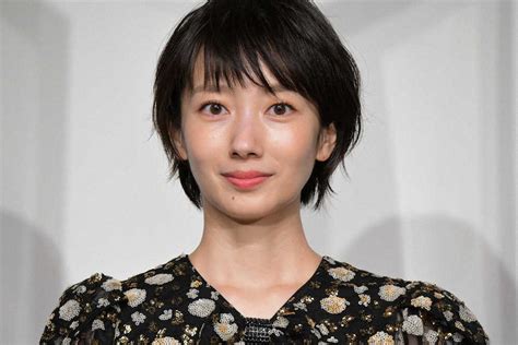 波瑠 主演ドラマ放送直前に30歳 お茶目ショットで「たくさんたくさん、笑える一年にしたい」― スポニチ Sponichi Annex 芸能