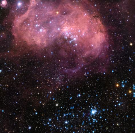 Последние твиты от the star (@staronline). Hubble view of the huge star formation region N11 in the ...