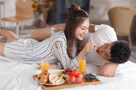 青年情侣在床上吃早餐高清图片下载 正版图片501937276 摄图网