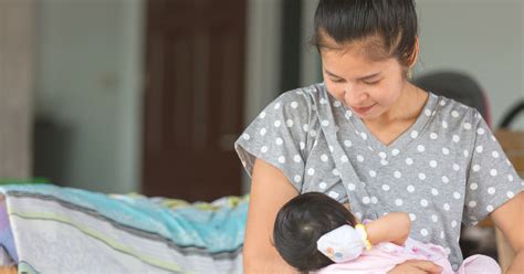 Penyusuan susu ibu tidaklah begitu sukar. 8 Posisi Penyusuan Yang Betul Untuk Ibu. Mudah Dan Selamat ...
