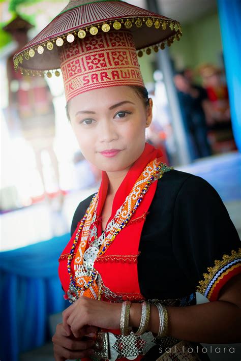 Perayaan gawai dayak bermula dengan upacara membuang sial oleh tuai gawai. Fotolara : Kuching Wedding Photographer & Petra Jaya ...