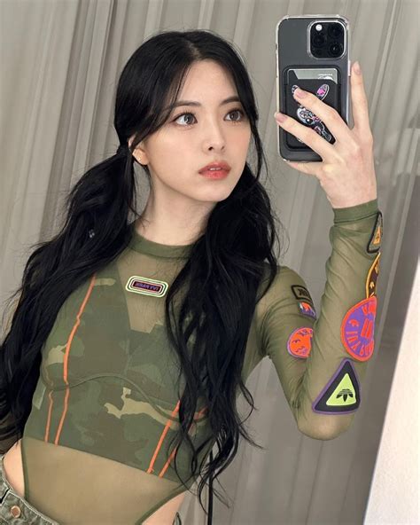 10 Jaw Dropping Times Itzys Yuna Took Mirror Selfies That Showed Off