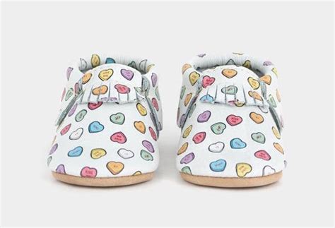 A cute birthday gift ideals for new mom, best mom, mom to be, first time mom, pregnancy mom, moms of toddlers, stepmother, foster mom, wife, housewife, mom friends or any wine lover mother whose baby love the shark songs in your life 10 of the cutest first Valentine's Day gifts for babies ...