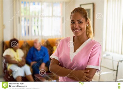 Mujer Feliz Y Confiada En El Trabajo Como Enfermera In Hospital Imagen