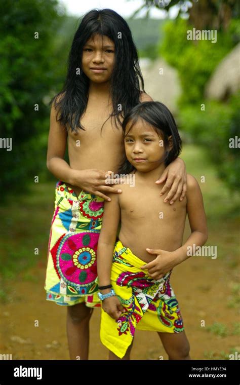 Im Letzten Vierteljahrhundert Ein Paar Embera Familien Geschoben