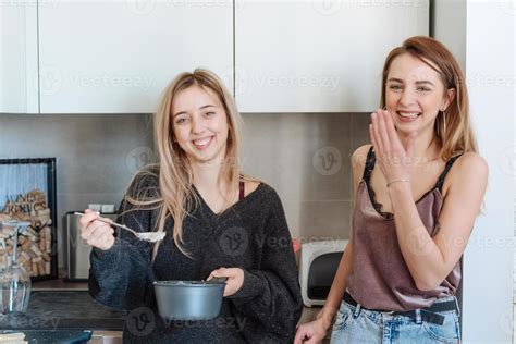 deux filles mangent du porridge à la maison Banque de photos