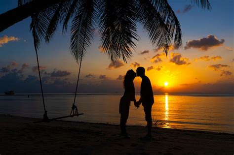 Pareja De Enamorados Besándose En La Playa Foto Premium