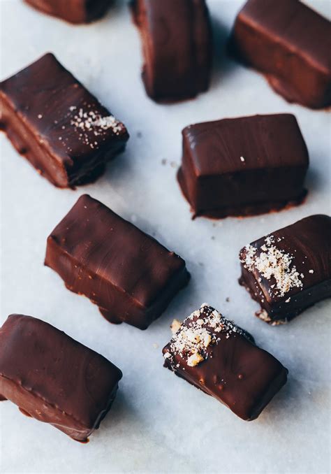 Vegane Dattel Schokoladen Pralinen | Rezept | Dattel, Snack rezepte, Gesunde desserts