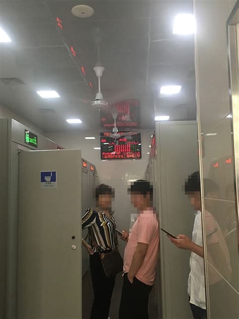 Shanghais Unisex Toilets Help Shrink Queuing Time For Women Cgtn