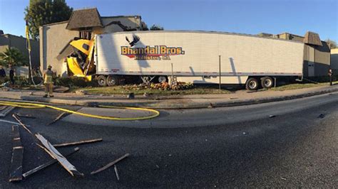 Tractor Trailer Plows Into Apartment Complex Injures 5 In Calif Cbs