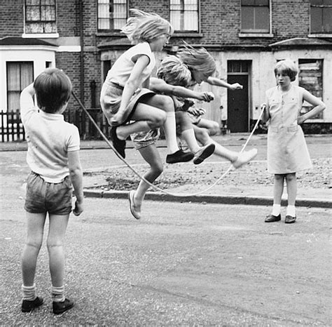 New Photo Book Reveals The Lost Art Of Kids Playing Outside Foto