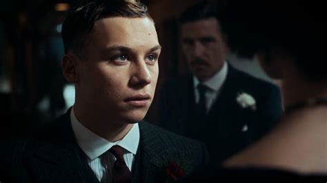 Finn Cole 6 Curiosidades Do Ator Que Vive Michael Gray Em Peaky Blinders Michael Romance