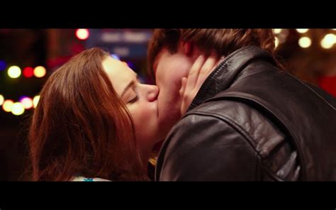 And They Kiss So Hard The Kissing Booth Review Popsugar
