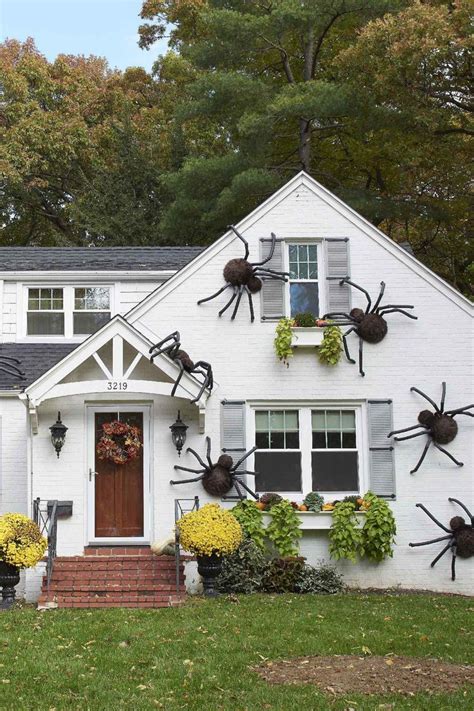 47 Easy Halloween Decorations To Make Right Now Outdoor Halloween