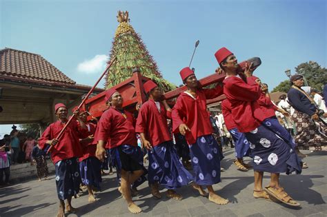 Pengajian isra' mi;raj di sekolahan hampir sama dengan pengajian yang diselenggarakan di tempat lain seperti masjid, mushola, hanya saja lingkup kecil pada kesempatan ini, saya akan memberikan contoh susunan acara sekaligus teks pembawa acara atau mc pengajian isra' mi'raj di sekolahan. 7 Tradisi Isra Mi'raj di Indonesia - RedDoorz Blog