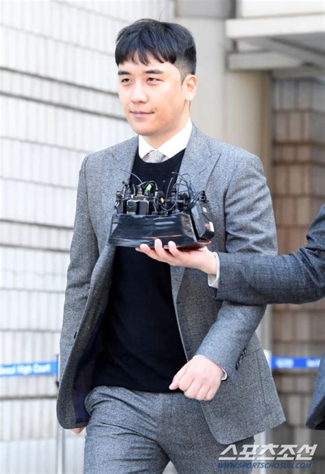 daily naver on twitter [eng] seungri has been captured smiling after his arrest warrant got