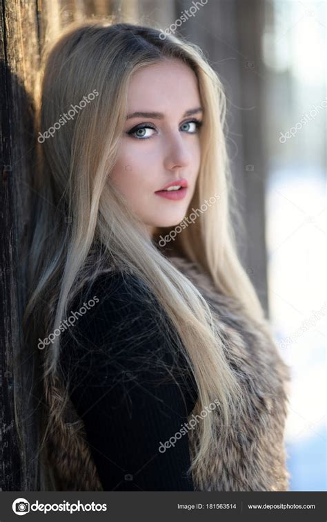 Blondynka Długości Objętości Lśniące Włosy Faliste Model Piękny Woman Kręcone — Zdjęcie Stockowe