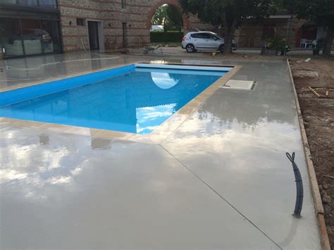 Il peut être appliqué pour la dalle d'une terrasse, d'un abri de jardin ou d'un parking extérieur. piscine beton lisse