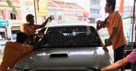 Lesen memandu harus diperbaharui sebelum tempoh aktifnya berakhir. Tukar cermin baru guna insurans kereta.