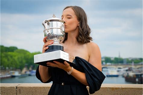 Iga Swiatek S Roland Garros Trophy Photoshoot Tennis Com