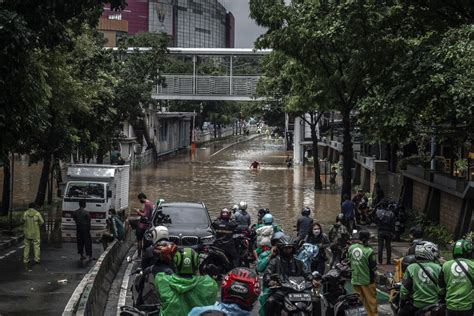 floods hit greater jakarta warnings of more thunderstorms issued asia news networkasia news