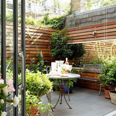 Walled Courtyard Patio Garden Love Horizontal Fencing With A Wide