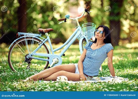 Kobieta Relaksuje W Parku Z Rowerem Zdjęcie Stock Obraz Złożonej Z