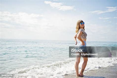 Güzel Model Rahatlatıcı Deniz Kısa Kot Giyen Bir Plajda Leopar Gömlek Ve Güneş Gözlüğü Stok