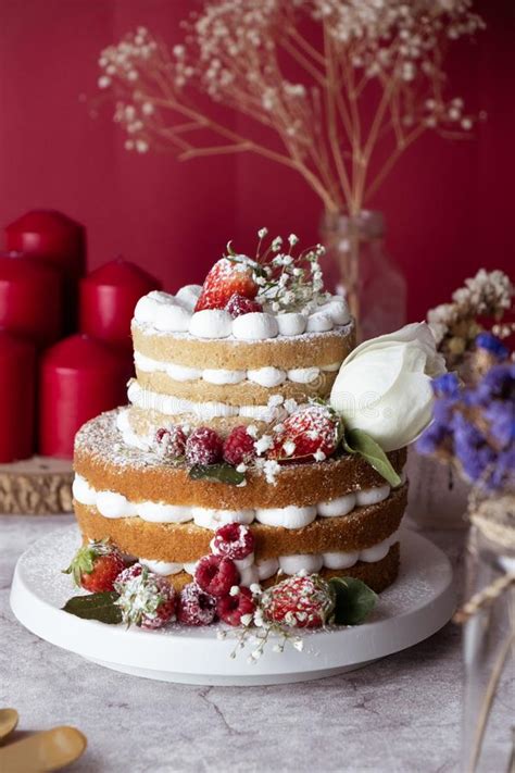 Search for benjamin r kuchen's work. Wei?er Kuchen Verziert Mit Blume Und Beeren F?r Feiern Sie ...