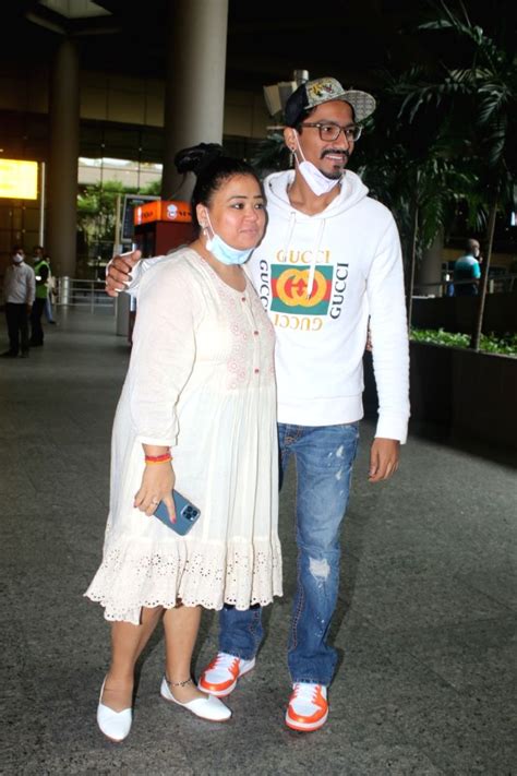 Mumbai Bharti Singh And Haarsh Limbachiyaa Spotted At Airport Arrival