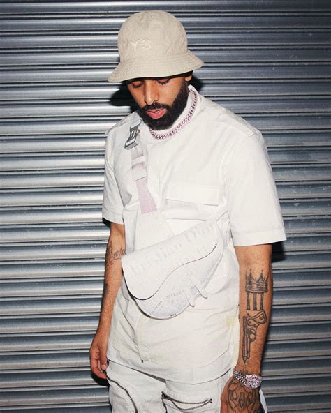 So it speaks volumes that eladio carrión kicks off a new decade with an album that is so undeniably and overwhelmingly an affirmation of latin trap. Sauce Boyz Deluxe el nuevo disco de Eladio Carrión - RDzuela