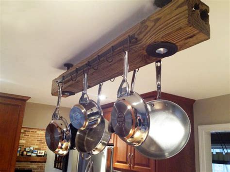 The hanging pots and pans racks might not be everyone's cup of tea because of the limitation of ceiling space. Wees creatief met hout! Prachtige ideetjes om een eye ...