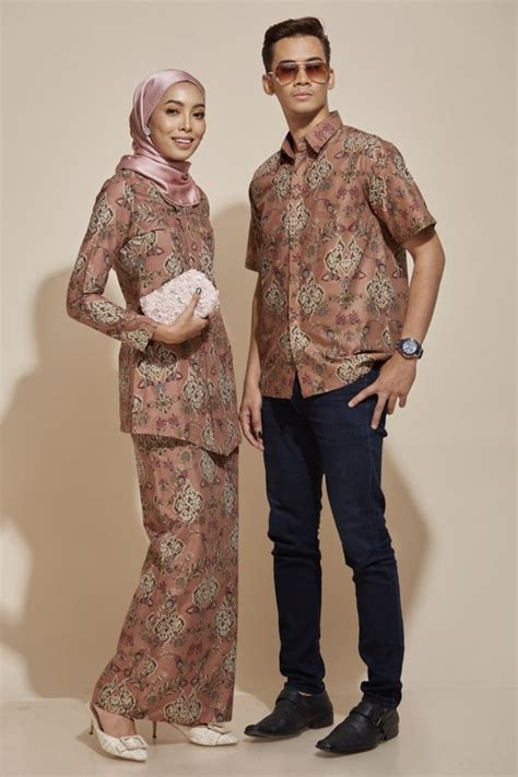 Foto studio bareng sahabat terdekat sampai memiih konsep baju couple. Baju Couple Bareng Temen : Prilly Latuconsina 'Ngegas' Saat Dituding Pakai Baju ... / Pns ...