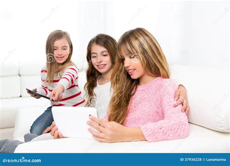 Três Meninas Dos Amigos Da Irmã Da Criança Que Jogam Junto Com O Pc Da
