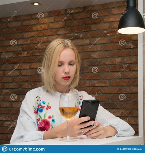 Mulher Com Um Copo De Vinho E Um Telefone Imagem De Stock Imagem De