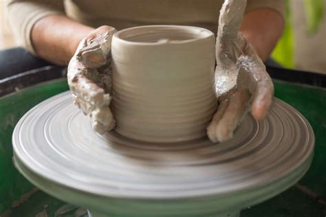 Imagen De Mujer Haciendo Un Jarro De Ceramica En El Torno Con Arcilla