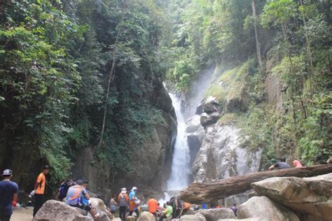 Tidak kiralah tarikan alam semula jadi, tempat hiburan, atau taman tema. cascade - Picture of Chiling Waterfall, Kuala Selangor ...