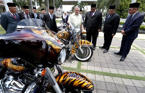 Free safety lights with spends over rm150! Sultan of Johor's private vehicle collection coming to ...