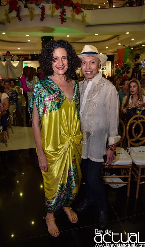 Desfile del diseñador colombiano alfredo barraza con telas e insumos de textiles y moda en la inauguración de la primera. La Revista Actual