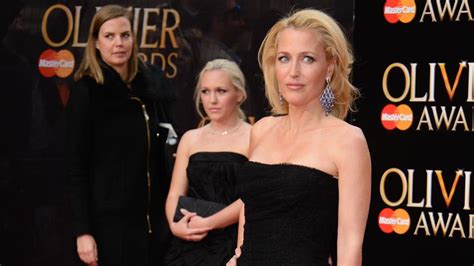What kind of family does gillian anderson have? Schwestern? So sehr ähneln sich Gillian Anderson & Tochter ...