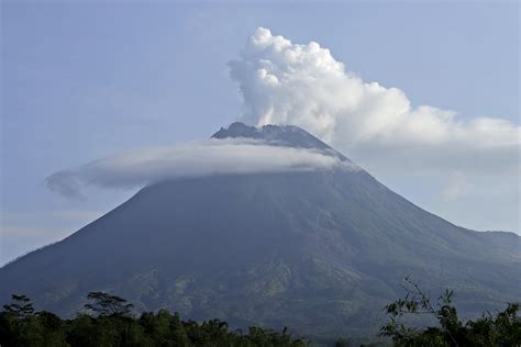 Indonesia S Merapi Volcano Spews Hot Clouds Evacuate
