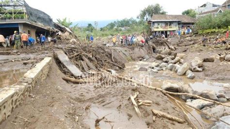 Bantuan Paket Sembako Untuk Korban Bencana Banjir Bandang Kota Batu Surya Co Id