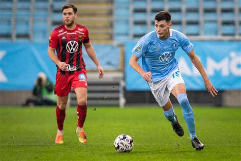 Michael viser rundt i klubhuset i østervrå og stopper op ved klubbens helt store. Dopo Maehle altri due colpi di mercato? - Atalantini.com